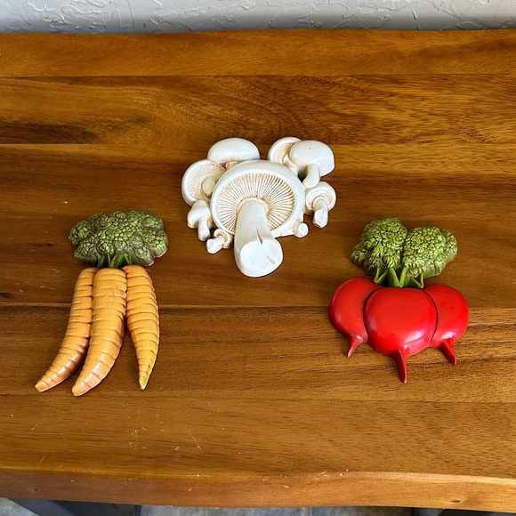 Vintage vegetable wall hanging plastic molds made in USA carrot mushroom radish - Picture 1 of 7